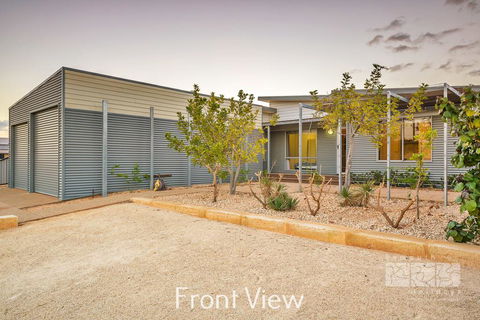 78 Madaffari Drive - PRIVATE JETTY And Pool - New Castle Holiday 3