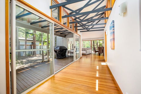 8 Satinwood Drive - Rainbow Shores, Architecturally Designed, Pool, Walk To Beach - New Castle Holiday 1