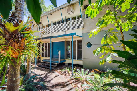 8 Satinwood Drive - Rainbow Shores, Architecturally Designed, Pool, Walk To Beach - New Castle Holiday 3