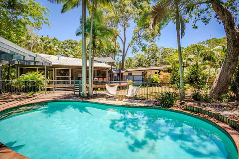 8 Satinwood Drive - Rainbow Shores, Architecturally Designed, Pool, Walk To Beach - New Castle Holiday 0
