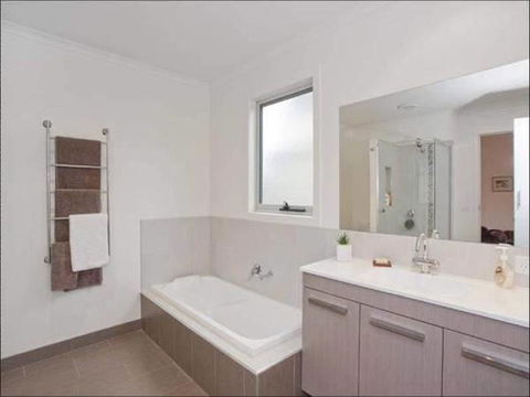 A Beautiful Beach House Torquay - New Castle Holiday 3