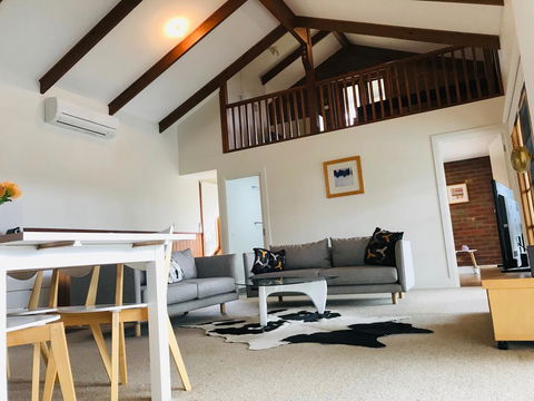 A Home Amongst The Gum Trees - New Castle Holiday 1