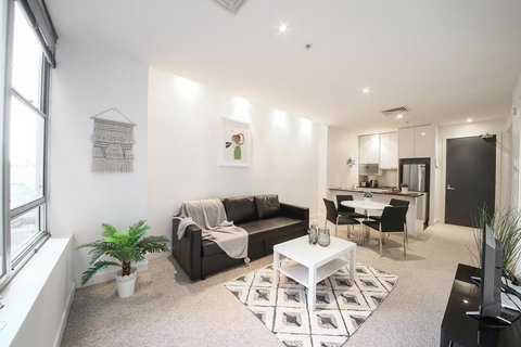 A Spacious & Central 2BR Apt Near Flinders Station - New Castle Holiday 0