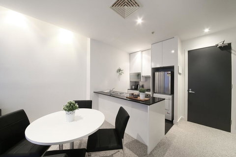 A Spacious & Central 2BR Apt Near Flinders Station - New Castle Holiday 2