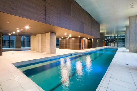 A Stylish CBD Apartment With A Stunning View - New Castle Holiday 3