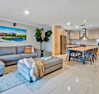 Adelaide 4 Bedroom House with Pool - New Castle Holiday