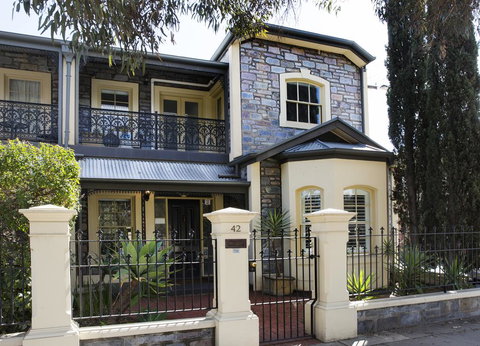 Adelaide Mackinnon - New Castle Holiday 0