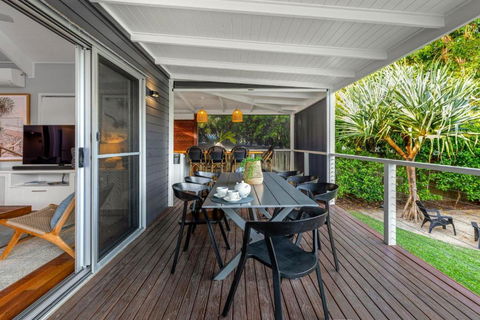Dwyer St Great Family Beach House - New Castle Holiday 2