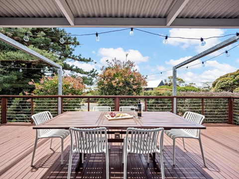 Eagle Bay Beach House - 300m To The Beach! - New Castle Holiday 0