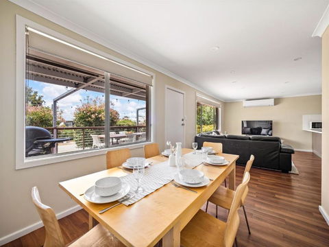 Eagle Bay Beach House - 300m To The Beach! - New Castle Holiday 3