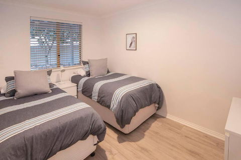 Eagle Bay Summerhaus - New Castle Holiday 4