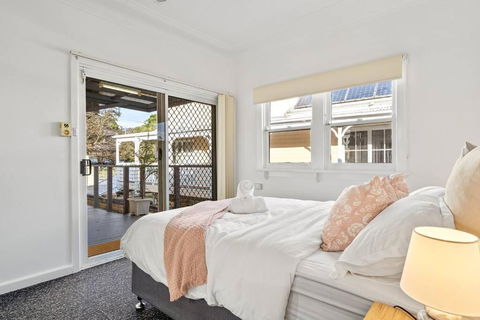 East Hills Waterfront Bliss - New Castle Holiday 4