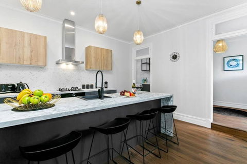 EDW19 - Stylish 2-Bed, 2-Bath Townhose In Drummoyne - New Castle Holiday 0