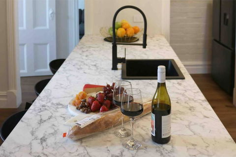 EDW19 - Stylish 2-Bed, 2-Bath Townhose In Drummoyne - New Castle Holiday 1