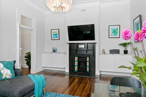 EDW19 - Stylish 2-Bed, 2-Bath Townhose In Drummoyne - New Castle Holiday 2