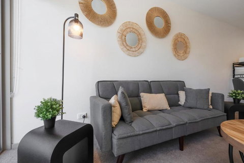 Elegant 2-Bed Apartment With Balcony - New Castle Holiday 0