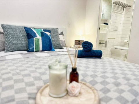 ES2410-2Bed 2Bath Vision Apt With Balcony, Pool & Gym - New Castle Holiday 0