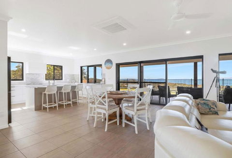 ESCAPE WITH A VIEW - New Castle Holiday 0