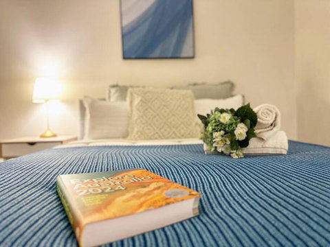 FC104 -1 BATH 2 BR Modern Oasis With, Pool & Gym - New Castle Holiday 2