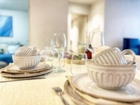 FC104 -1 BATH 2 BR Modern Oasis With, Pool & Gym - New Castle Holiday 4