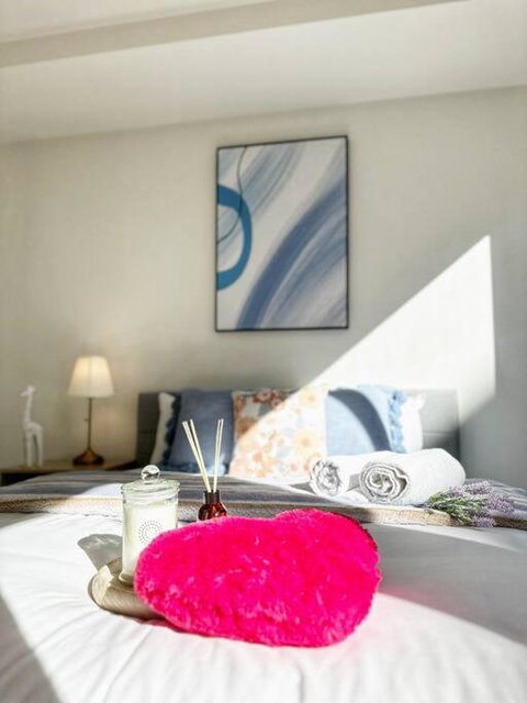 FC104 -1 BATH 2 BR Modern Oasis With, Pool & Gym - New Castle Holiday 0