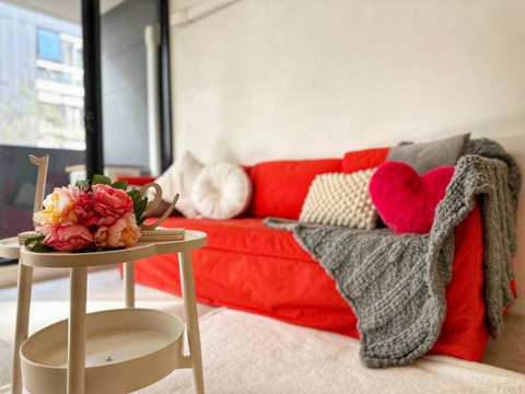 FC104 -1 BATH 2 BR Modern Oasis With, Pool & Gym - New Castle Holiday 1