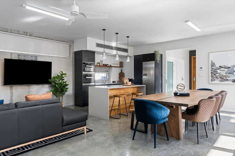 Exquisite Beachside Mansion - New Castle Holiday 0