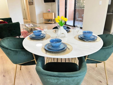 Fabulous 2 Bedroom Apartment, Secured Free Parking - New Castle Holiday 4