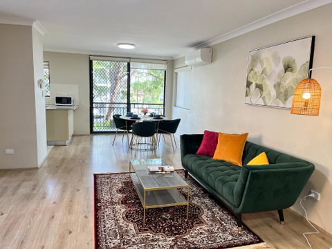 Fabulous 2 Bedroom Apartment, Secured Free Parking - New Castle Holiday 1