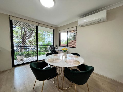 Fabulous 2 Bedroom Apartment, Secured Free Parking - New Castle Holiday 3