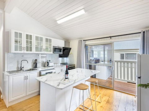 Family Friendly Cozy 4BR House At Annerley - New Castle Holiday 0