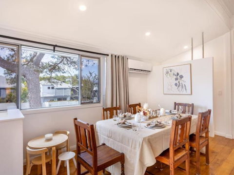 Family Friendly Cozy 4BR House At Annerley - New Castle Holiday 1