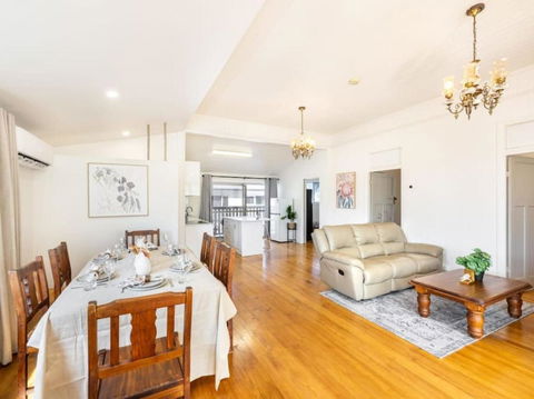 Family Friendly Cozy 4BR House At Annerley - New Castle Holiday 2