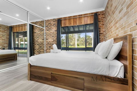 Family Getaway In Salt Ash - New Castle Holiday 3