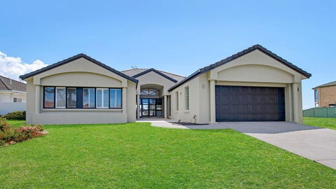 FLOATING ON THE CANALS - 80 COMMODORE CRES - New Castle Holiday 0