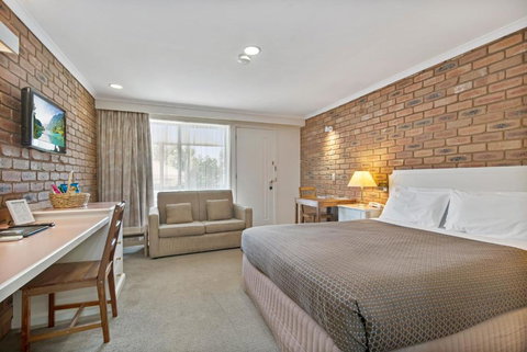 Golden Square Motor Inn - New Castle Holiday 1