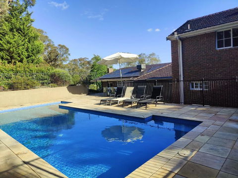 Gorgeous 4-Bedroom House On A Mansion - An Acre Land With Magnificent Pool & Garden - New Castle Holiday 0
