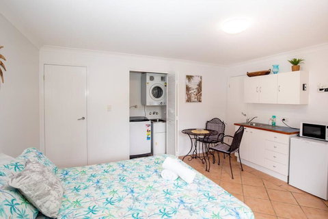 GORGEOUS STUDIO + 100M TO BEACH + POOL - New Castle Holiday 4