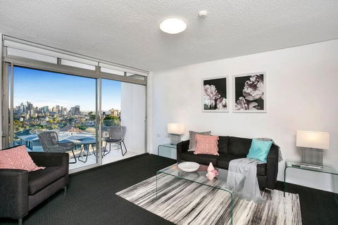 HARIS - Modern 2BR Apartment With Views - New Castle Holiday 0