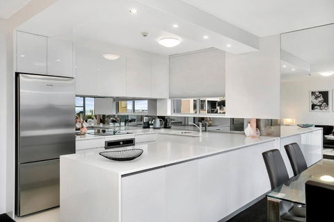 HARIS - Modern 2BR Apartment With Views - New Castle Holiday 1