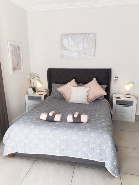 GUESTHOUSE On REGENT Bed & Breakfast - New Castle Holiday 0