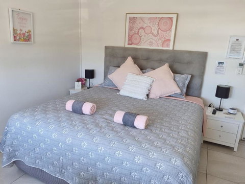 GUESTHOUSE On REGENT Bed & Breakfast - New Castle Holiday 2