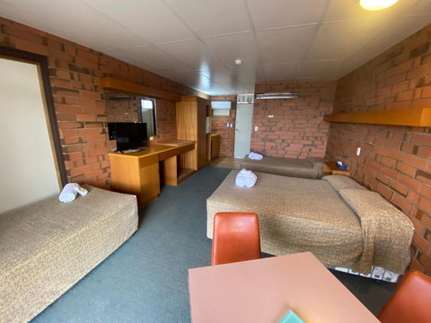 Hawker Hotel Motel - New Castle Holiday 1