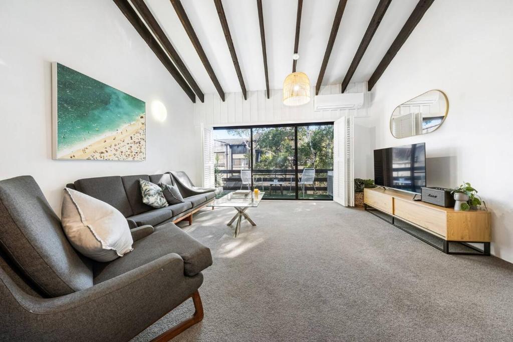 Hideaway on The Hill - The Palms Coastal Abode