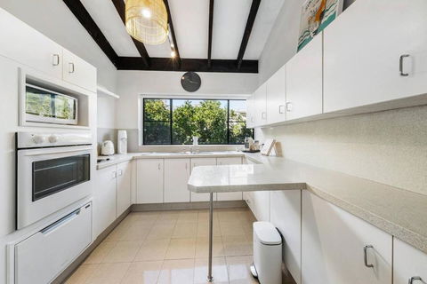 Hideaway On The Hill - The Palms Coastal Abode - New Castle Holiday 3