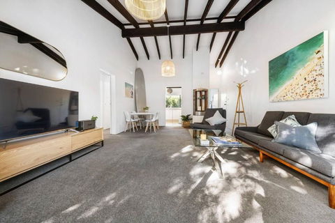 Hideaway On The Hill - The Palms Coastal Abode - New Castle Holiday 2