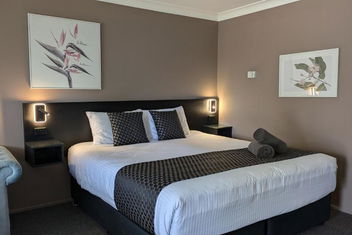 Highlands Motor Inn with New Castle Holiday