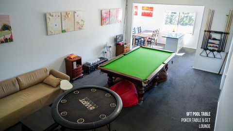 Hot Tub, Ice Bath, Gym, Sauna, Pool Table Coorparoo Haven - New Castle Holiday 1