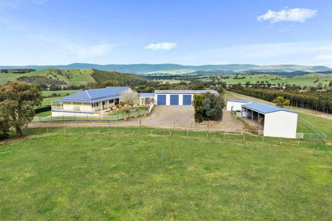 IRONBARK FARM Farmhouse On 52 Acres In The Scenic Yarra Valley - New Castle Holiday 1