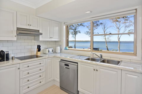 Adrift Retreat - St Georges Basin Waterfront Home - New Castle Holiday 3
